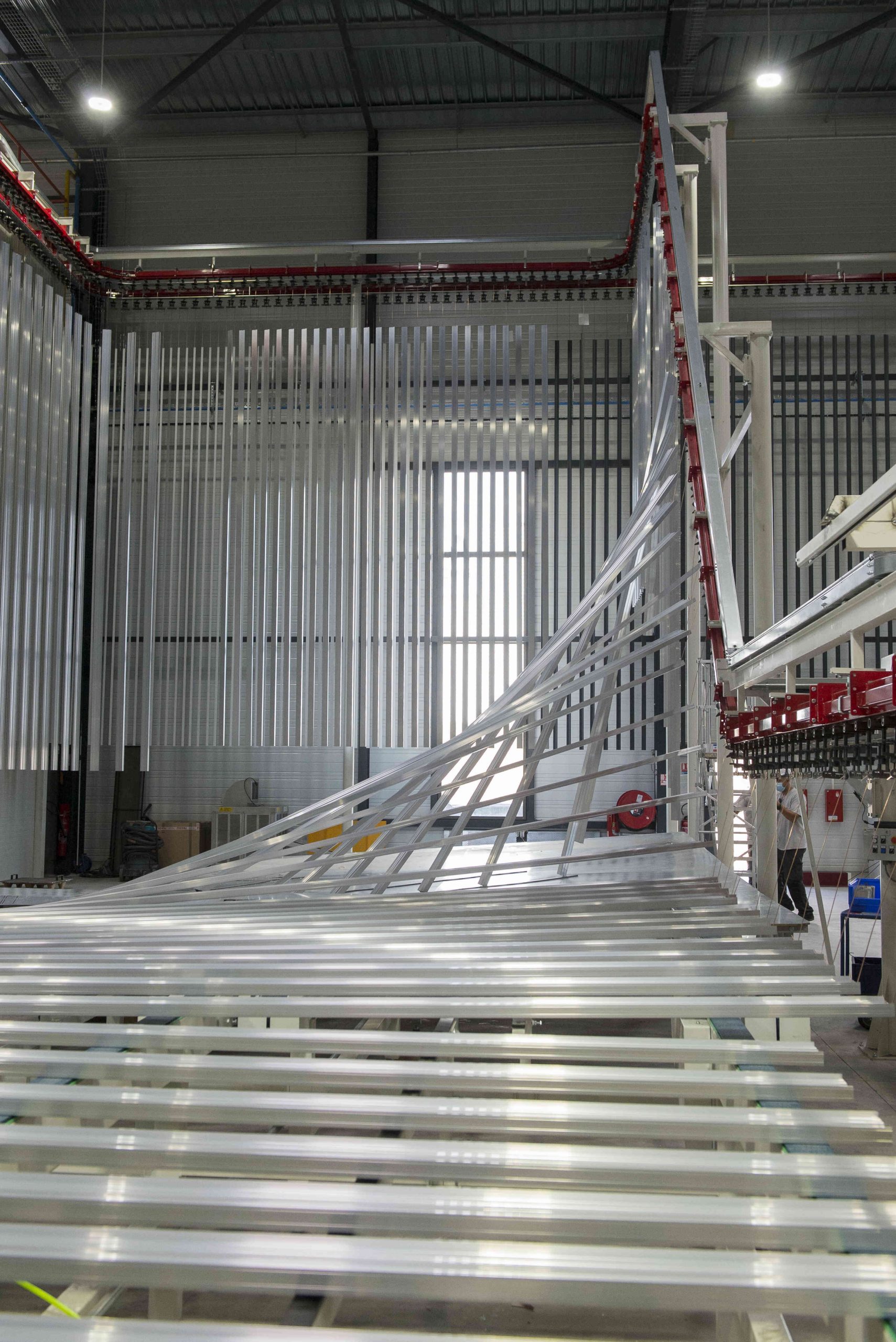 Ligne automatisée de traitement de profilés en aluminium dans une usine de menuiserie aluminium