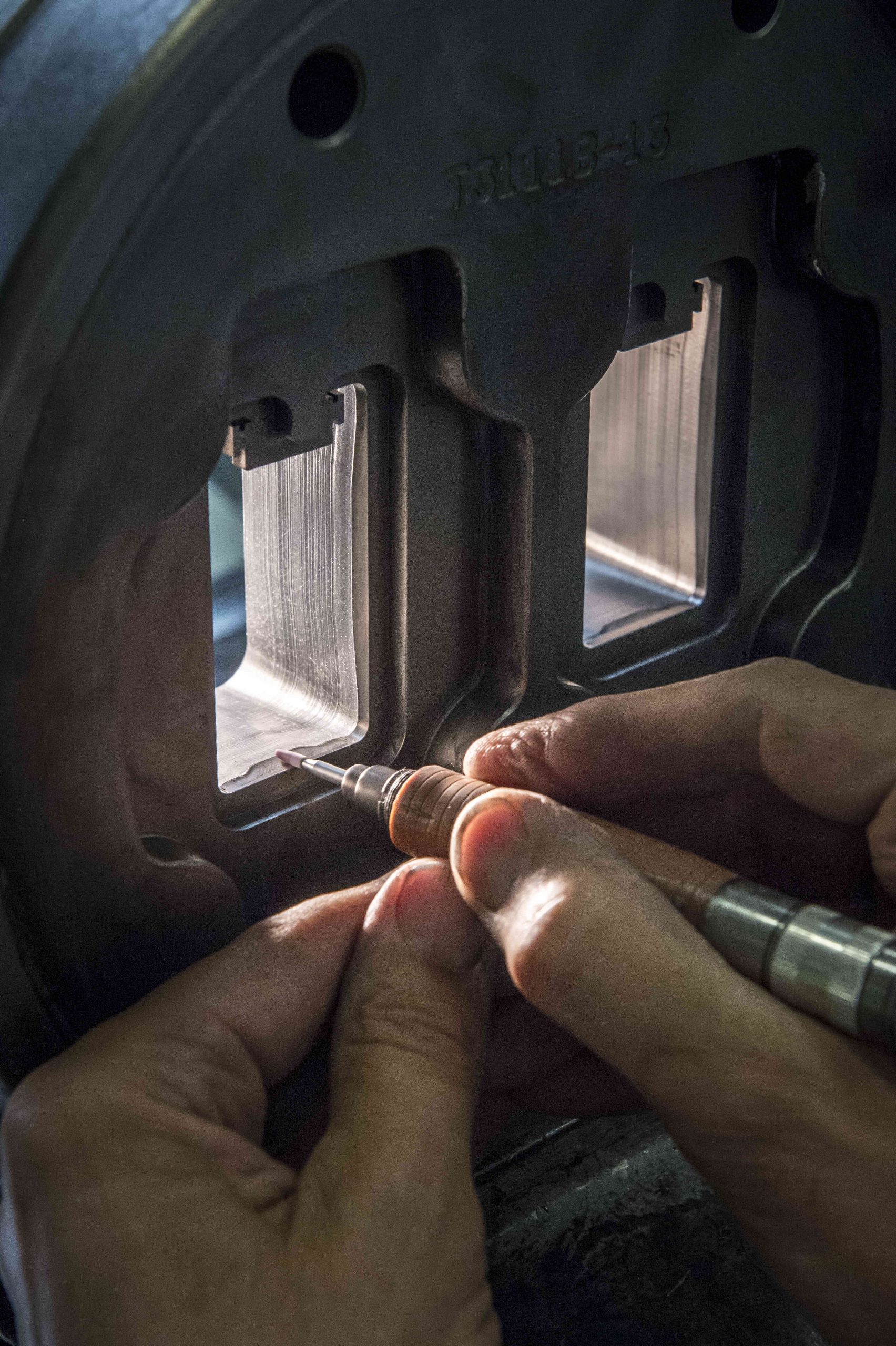 Finition manuelle d’une matrice d’extrusion pour la fabrication de profilés en menuiserie aluminium