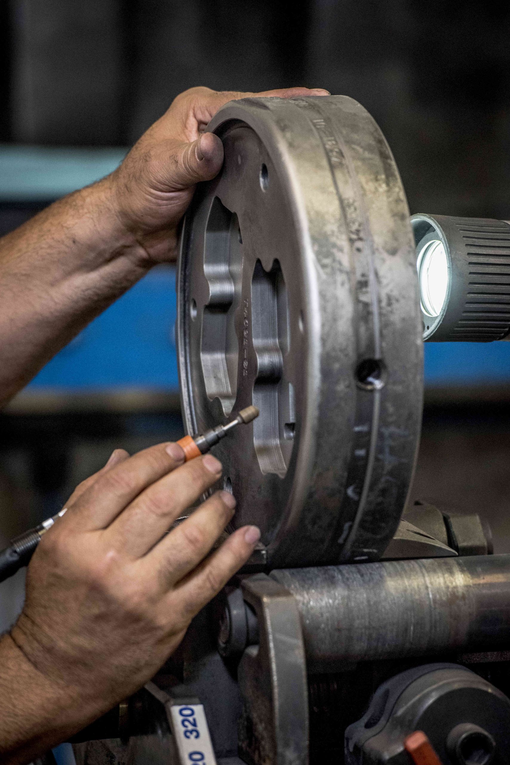Usinage manuel d’une matrice utilisée pour la fabrication de profilés en menuiserie aluminium