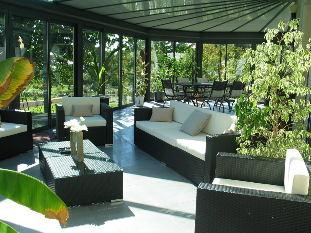 La véranda en aluminium : le choix énergétique qui sublime votre intérieur